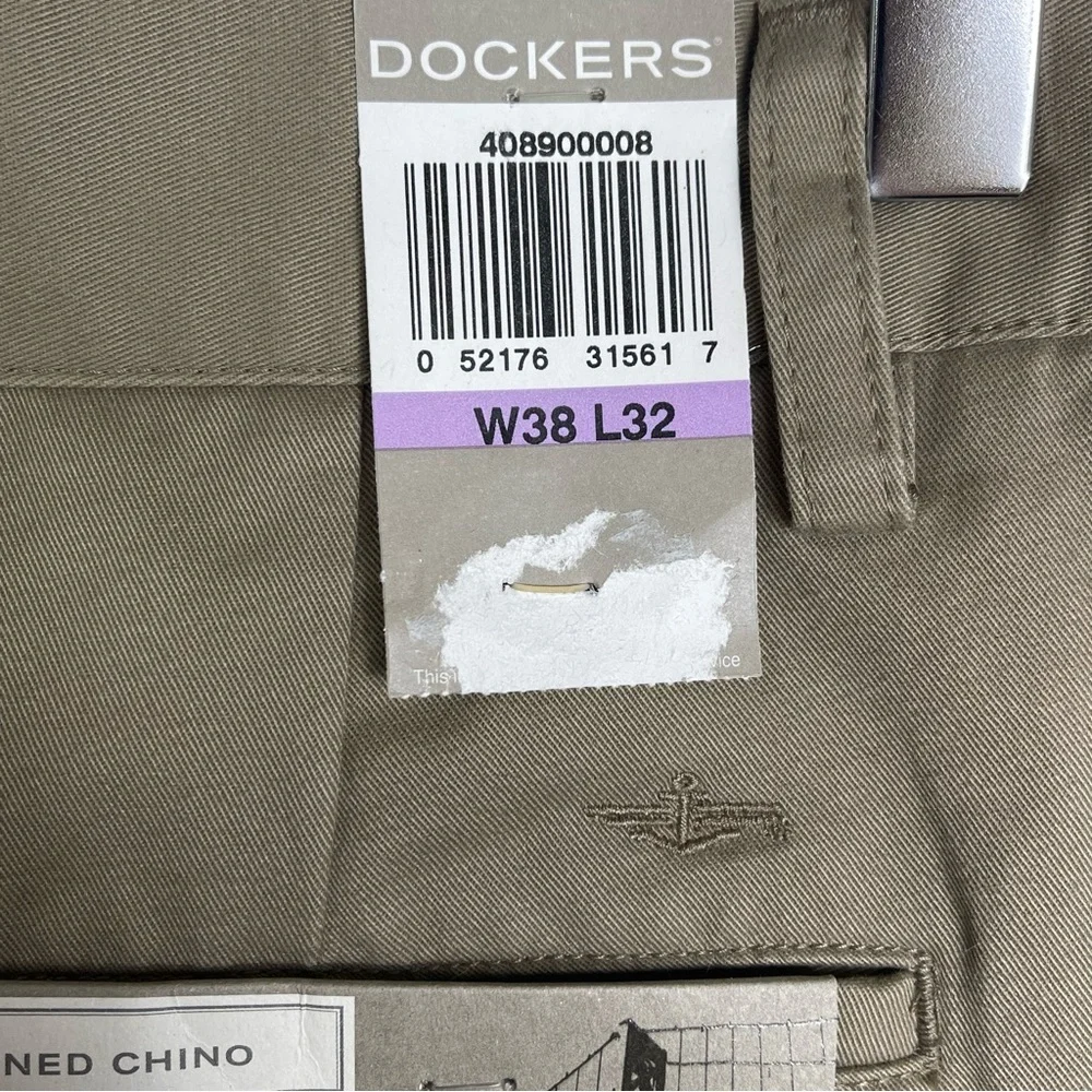 NWT Dockers Refined Chino Flat Front D3 Classic Fit Khaki Size 38W/32L